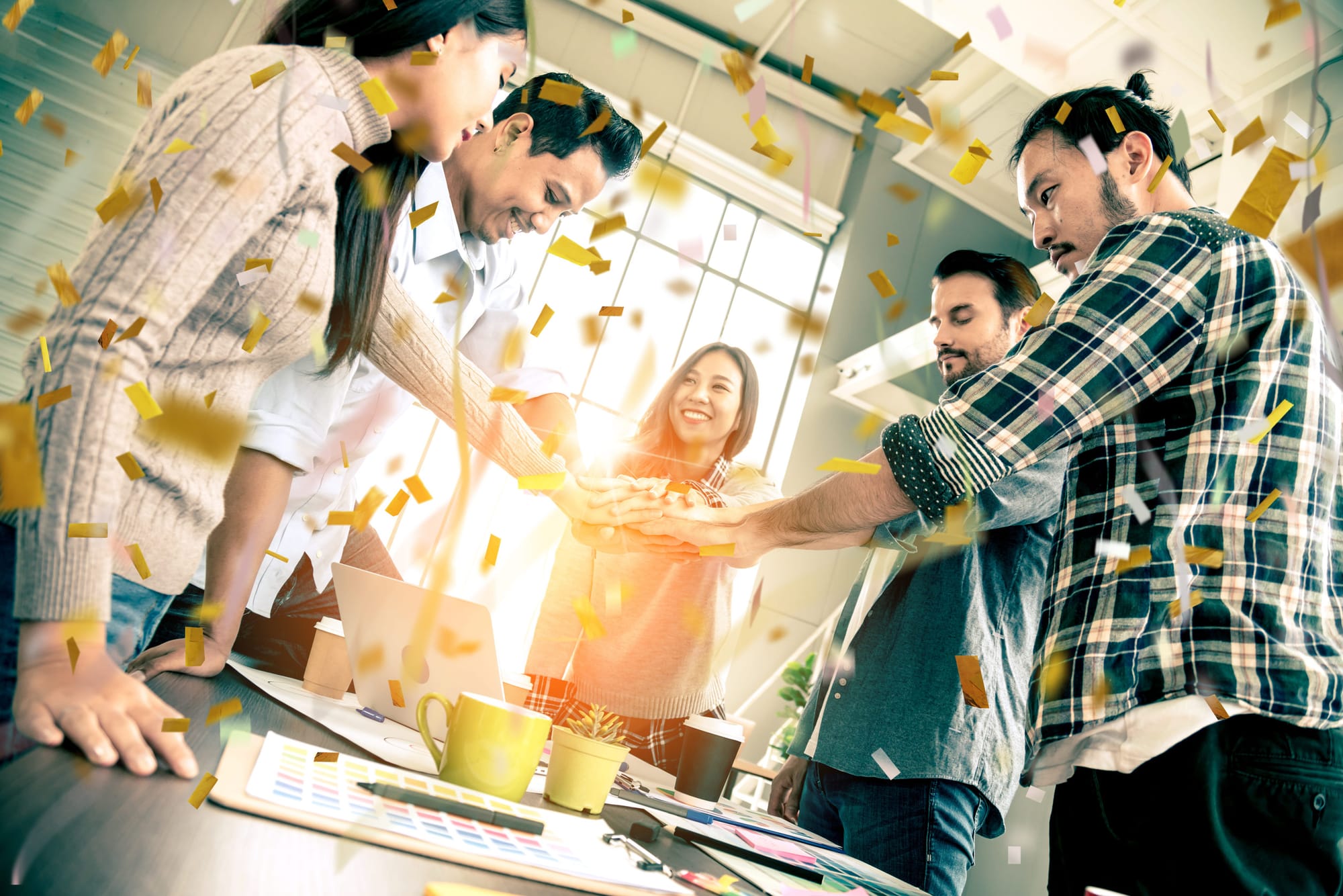 Zespół świętujący sukces projektu