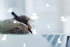 Ten blog piszę z pomocą AI. Rok później wiem, czego jej nie wolno oddać