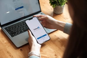 Sprzedaję przez LinkedIn z pomocą AI. Oto co robię, a czego nie oddam automatowi