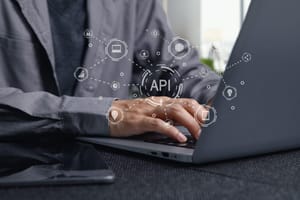 Co naprawdę znaczy, że systemy „gadają”. Integracje API bez żargonu, na moich wdrożeniach
