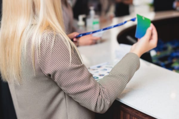 Mój asystent AI odpisuje nieznajomym sam. Trzy poziomy zaufania w jednej skrzynce